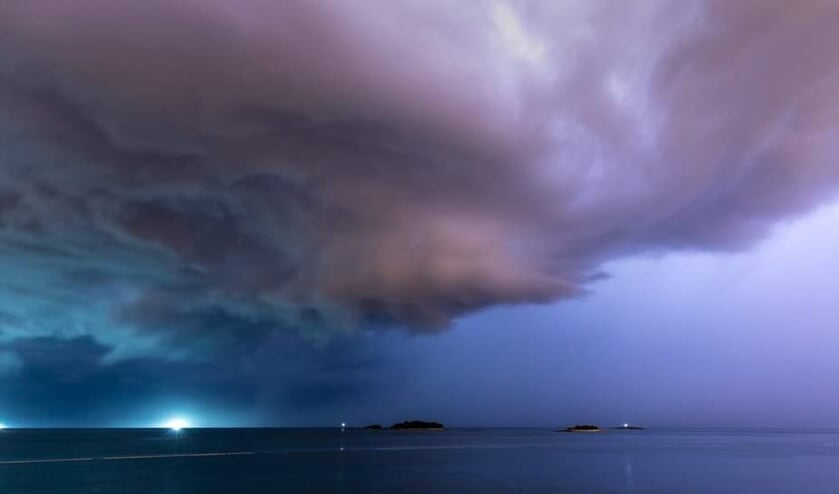 ,,Kroatië: zomerstorm over zee (niet echt heel zomers maar prachtig beeld).