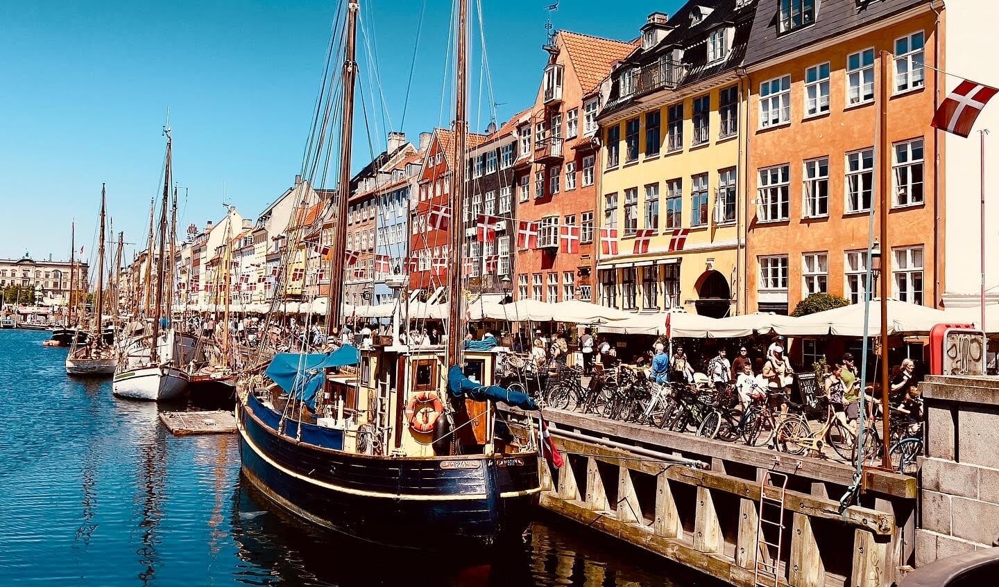 ,,Het kleurrijke Nyhavn met zijn gezellige terrassen en restaurants in Kopenhagen. Foto is gemaakt op 23 juni 2022 tijdens onze vakantie daar.
