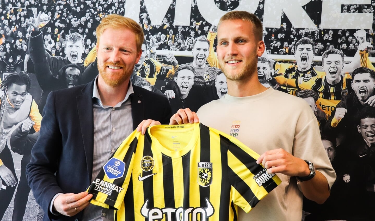 Melle Meulensteen is officieel Vitessenaar tot 2026. De centrale verdediger komt van RKC. Links op de foto, technisch directeur van Vitesse, Benjamin Schmedes.