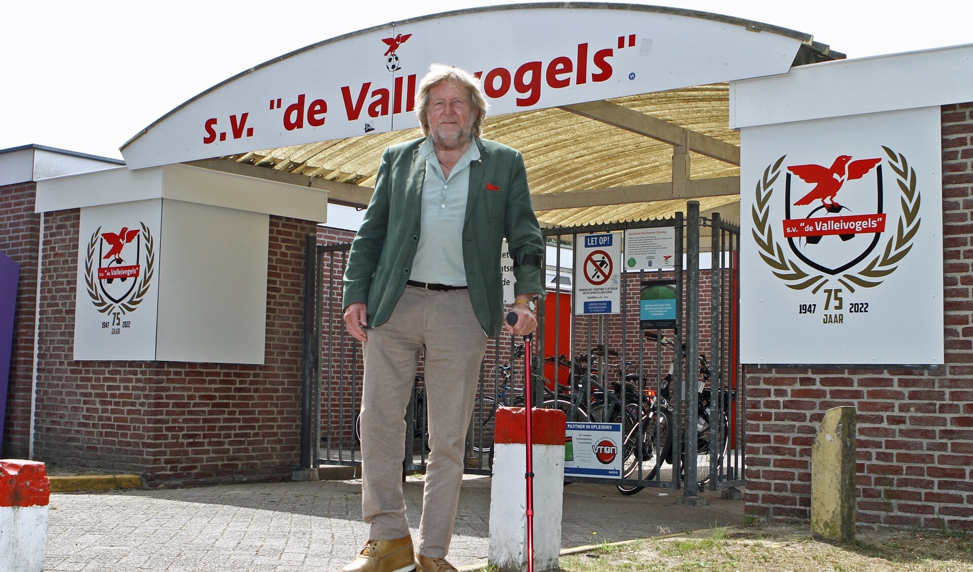 Jaro van Rootselaar voor de ingang van sportpark De Bree-West: ,,Ik heb bij Valleivogels lief en leed meegemaakt, vrienden gemaakt, plezier gehad."