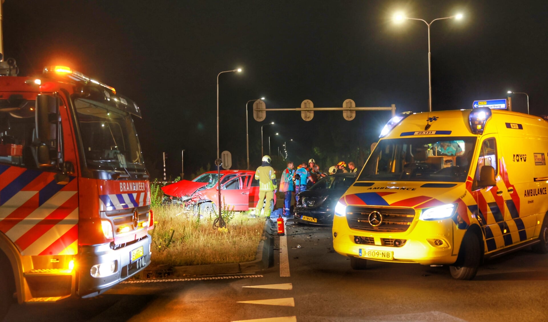 Brandweer en drie ambulances bij een ongeluk op de kruising Amerstoortseweg/Utrechtseweg.