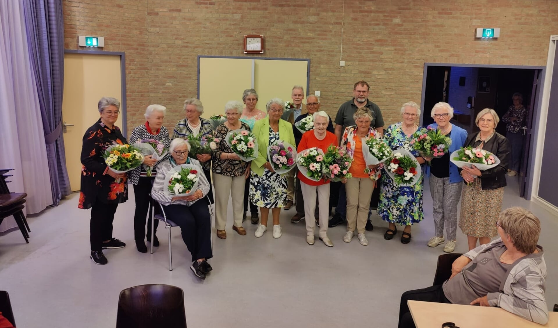 Een aantal jubilarissen werd op laatste ledenvergadering in de bloemetjes gezet. De meesten waren een reeks van jaren aan het koor verbonden. Mevr. Boogaard-Borsje zelfs 75 jaar (de persoon 3e van links - staand).