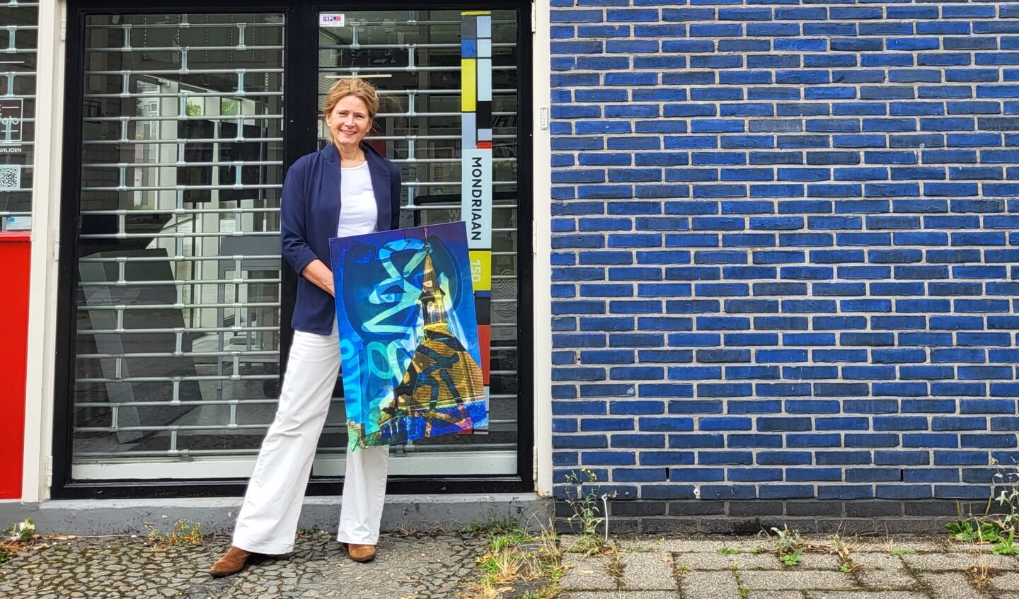 Marion Buijink met een van haar werken.
