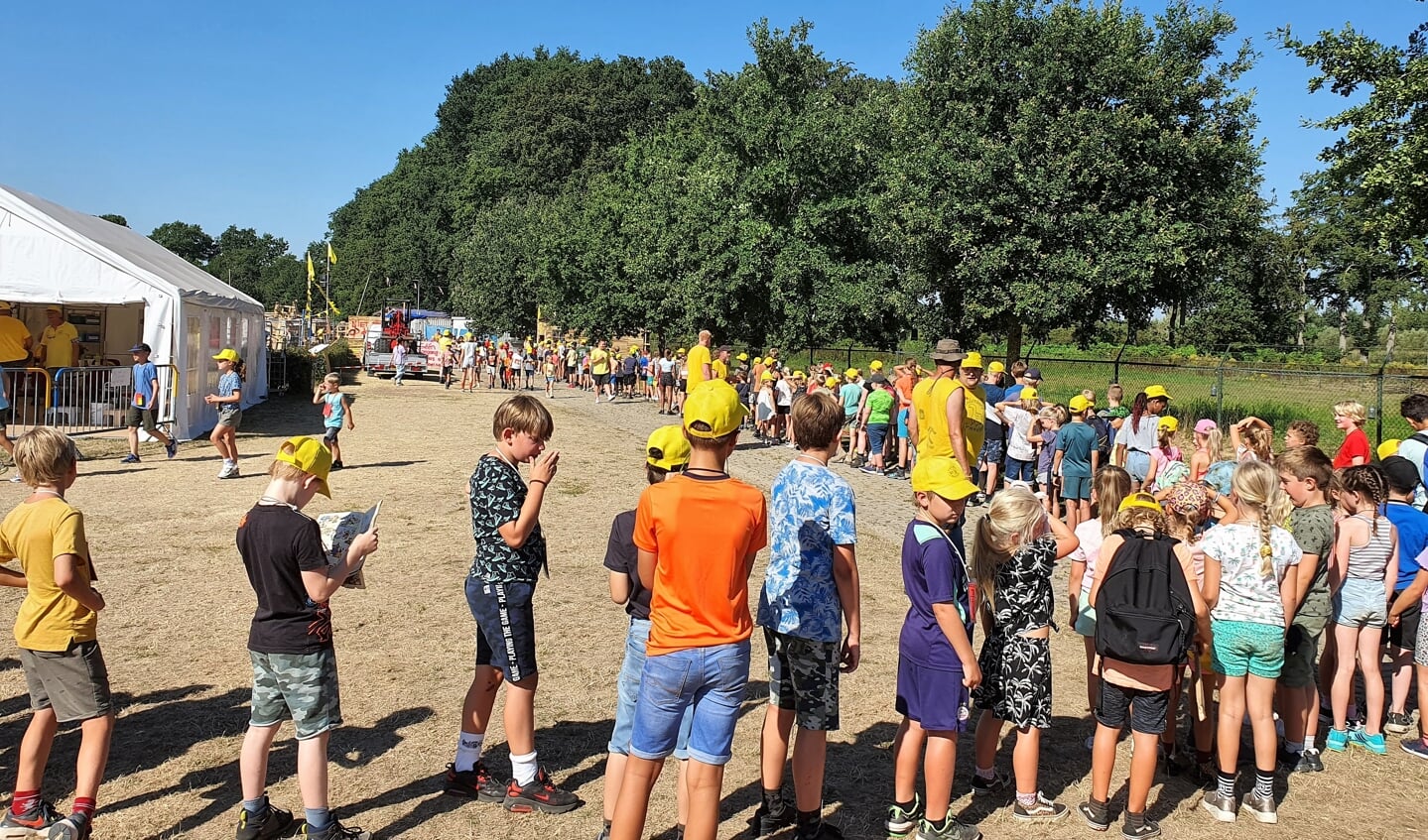 De Kinderdorp-bank gaat open. Dat betekent voor 'heel het dorp': geld halen.