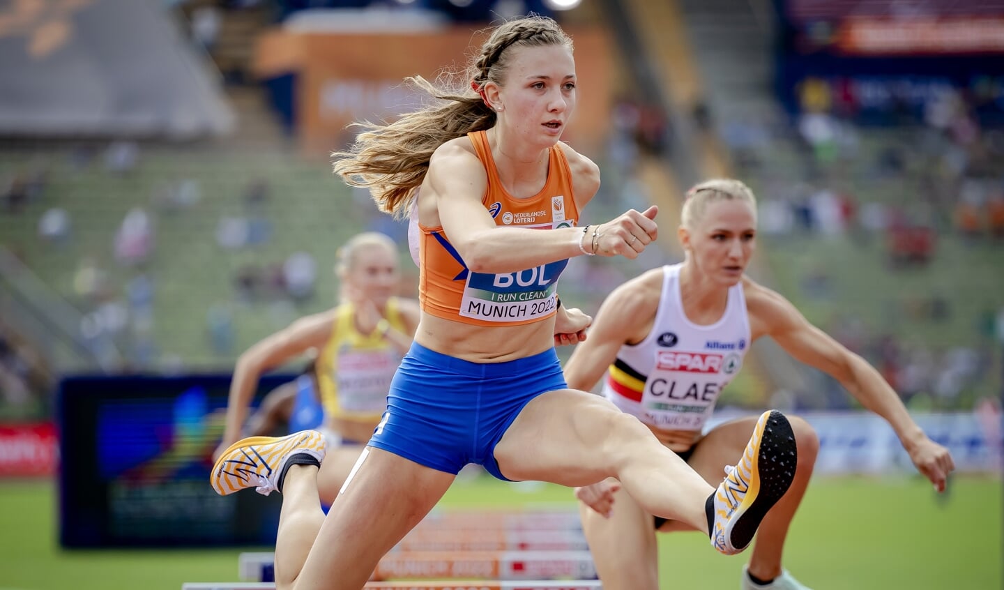 Femke Bol in actie tijdens de halve finale van de 400 meter horden op het Multi-EK.
