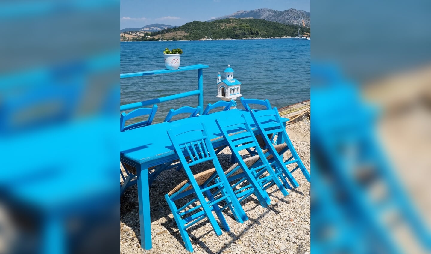 'Deze foto laat de bergen, de prachtige zee en het blauw van Griekenland zien. En de herinnering aan dierbaren, die je middels huisjes, door heel Griekenland ziet. Deze foto is gemaakt op het eiland Lefkas.'