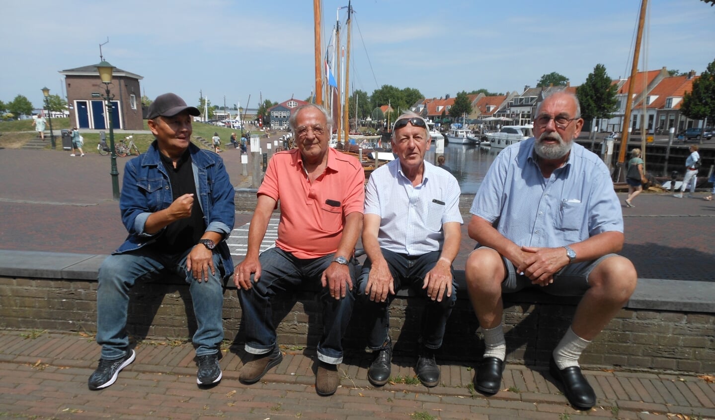 Arthur Groen, Ad Nijhof, Jan Bosman en Dirk de Jong op het muurtje in de haven.