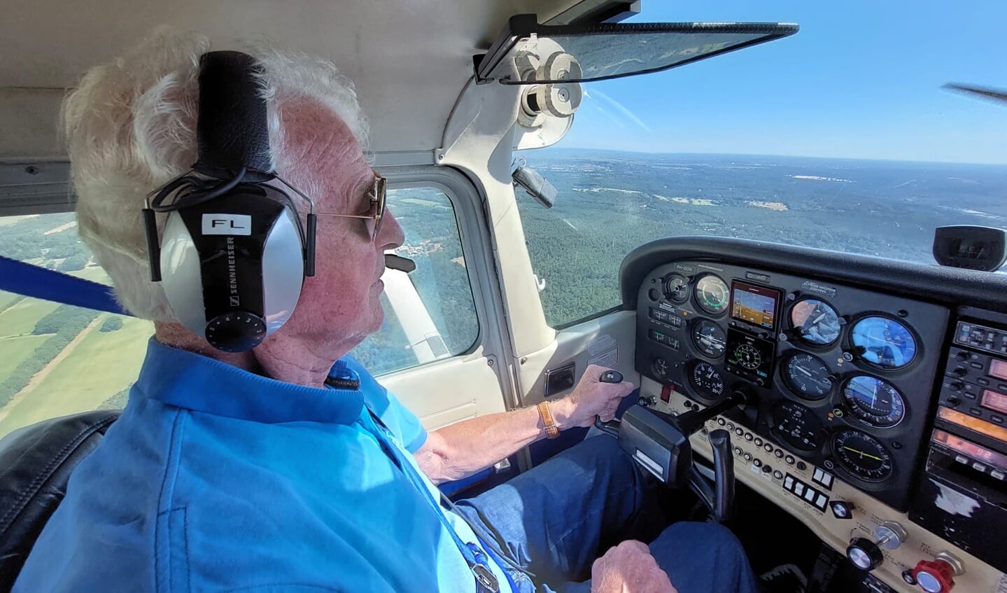 Gerrit van Rheenen als piloot van de Cessna 172 Skyhawk.