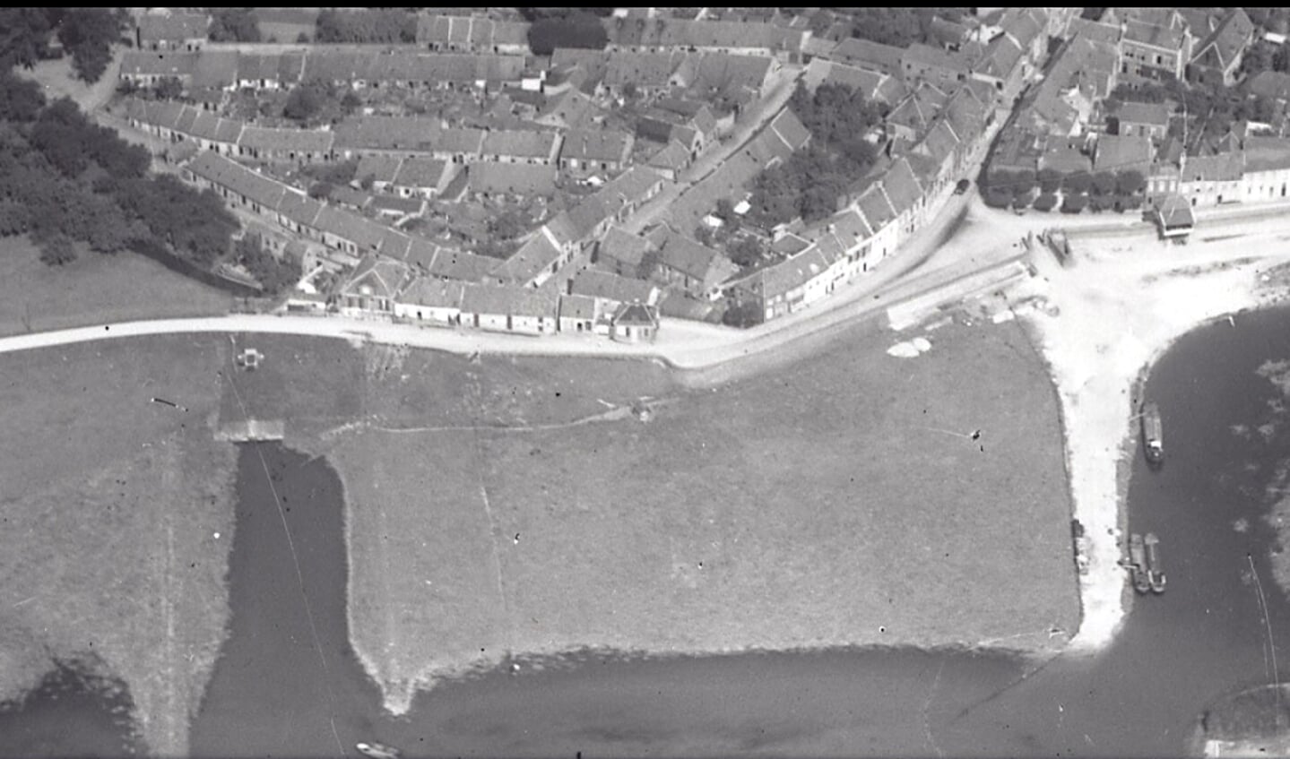 Foto van de Wijkse haven in 1920 met links de watertoevoer naar de duikersluis. De plek waar het kunstwerk wordt geplaatst