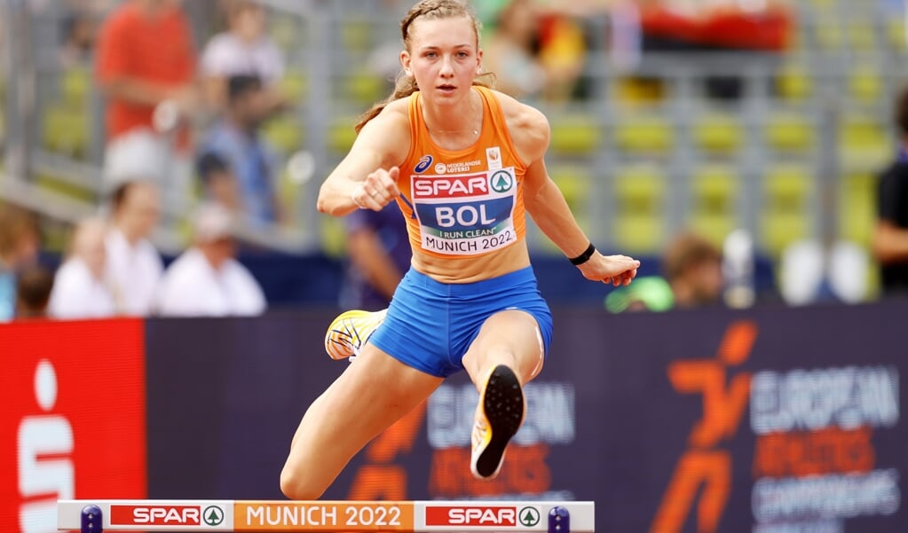 Femk Bol in actie in de halve finale van de 400 meter horden woensdag, een dag na haar gouden finale 400 meter. Die kwam ze moeiteloos door.
