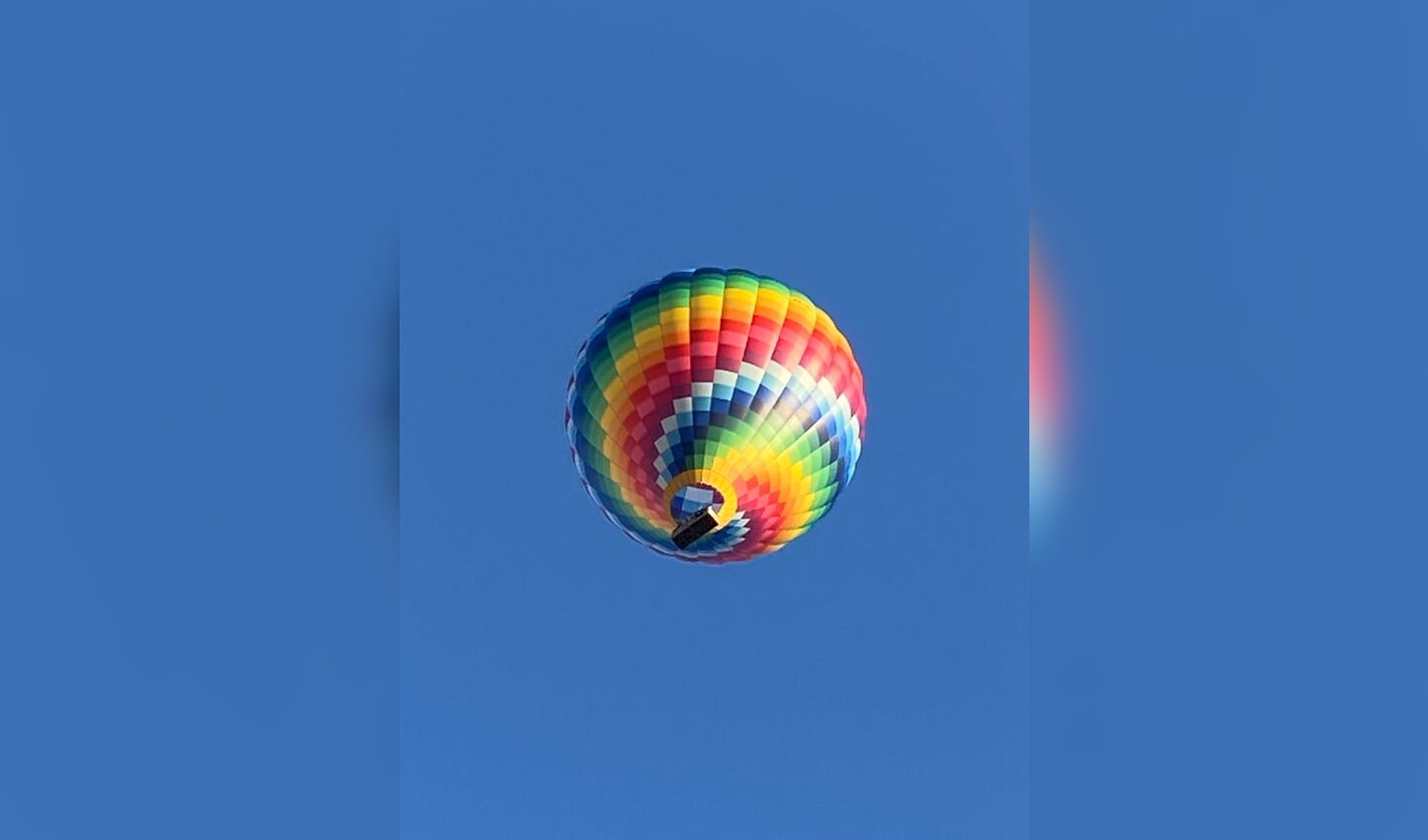 Deze luchtballon vloog vlak boven mij op 1 juli in Driebergen op de Engelenburg. Wat een kleurenfeestje!