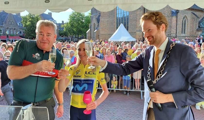 Peter Stokvisch (TCW'79) en burgemeester Floor Vermeulen toasten samen met Annemiek van Vleuten op de door haar behaalde successen.