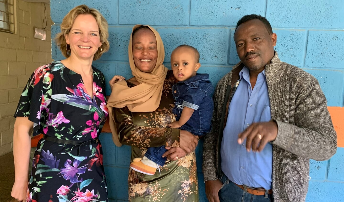 Dicky Nieuwenhuis met Emmanuel en zijn ouders in Ethiopië.