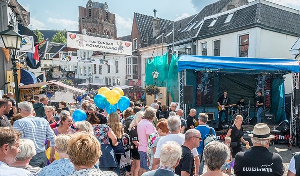 Het bluespodium tijdens Kleurrijk Uit in Wijk trekt altijd veel bezoekers.