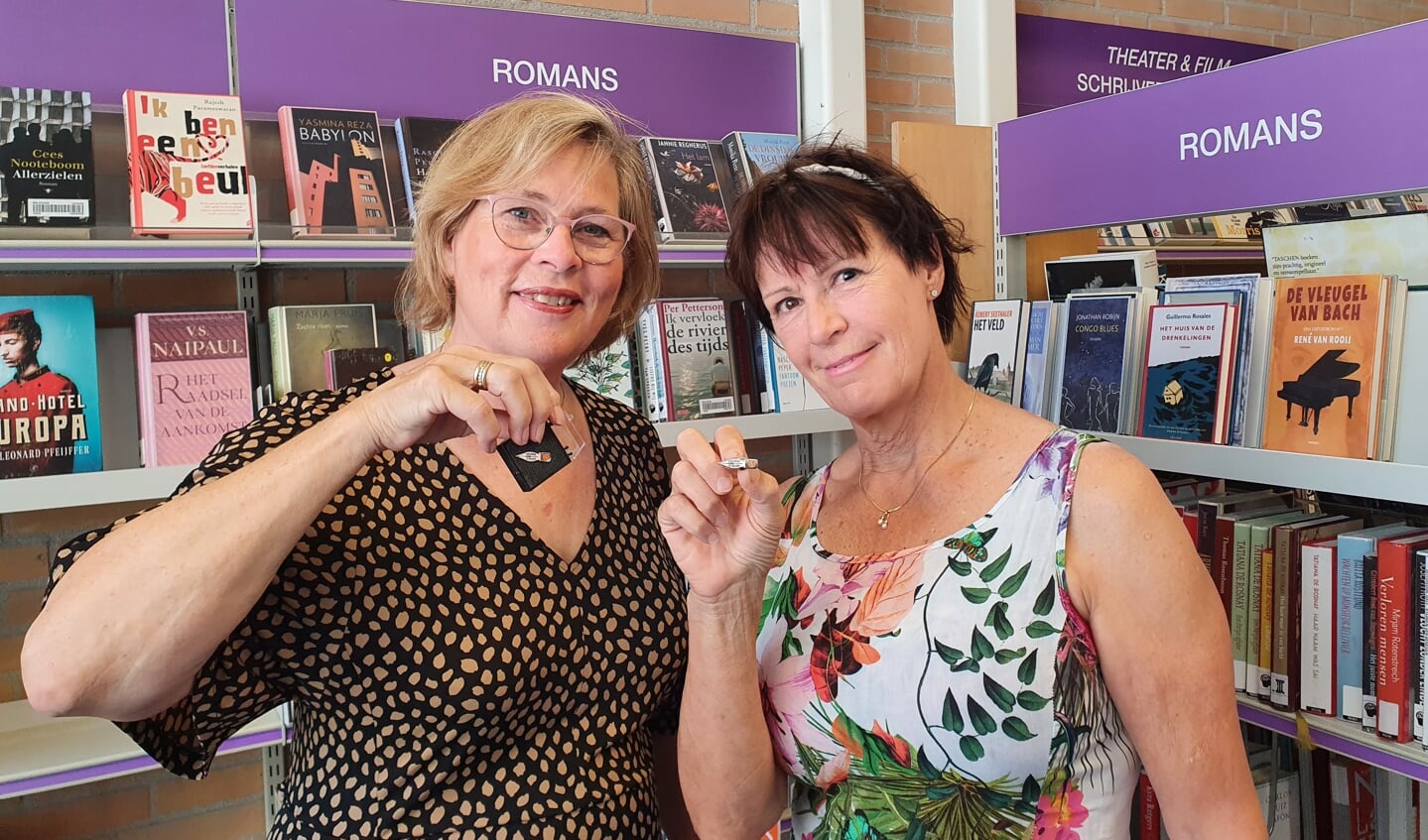 Karin Horst (bibliotheek Eemland en organisator) en Caroline Nelissen (schrijfster en mede-organisator) met de gildespeldjes.