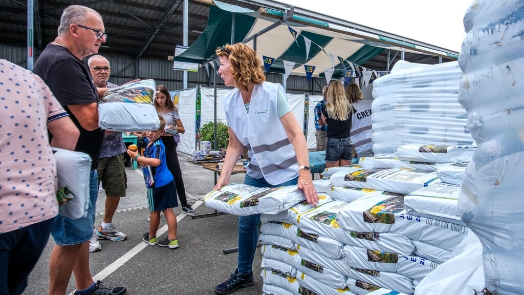 Meerlanden kiest dit jaar voor een duurzamer alternatief dan voorgaande jaren, waarbij de compost nog in plastic verpakkingen werd aangeboden.