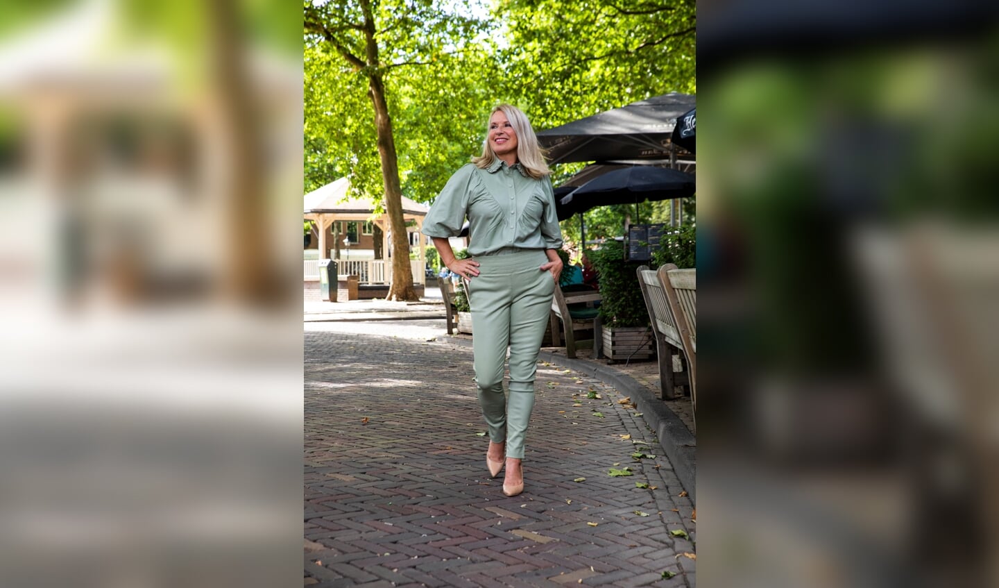 Een leren broek met elastische band en leren blouse in dezelfde kleur