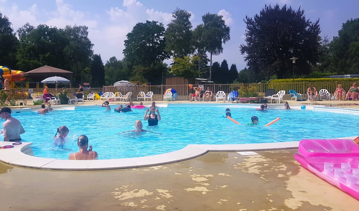 Genten met de hele familie in het zwembad op de camping in Voorthuizen.