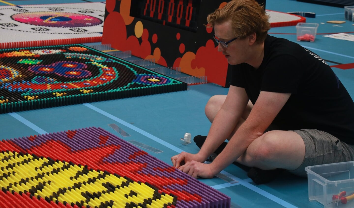 Dertig bouwers zijn momenteel bezig met het domino-project. Tijdens de twee bouwweken is Sporthal de Vallei in Veenendaal hun thuis.