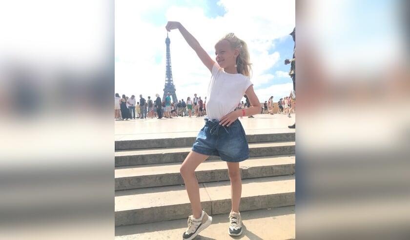 Ook onze dochter in Parijs met de Eiffeltoren op de foto. De Eiffeltoren is immens maar op de foto lijkt het alsof we in Madurodam zijn 