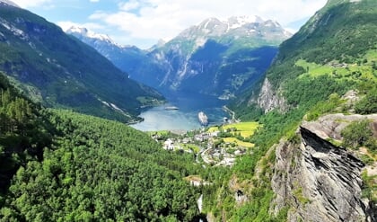 Schitterend uitzicht over de Hellesylt Geirangerfjord in Noorwegen. (1 juli 2022)