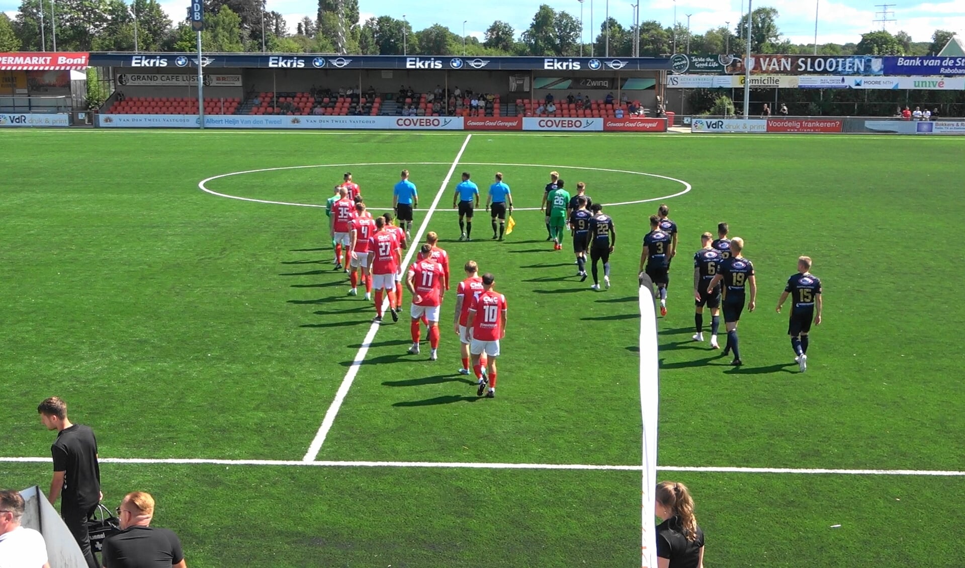 VVDOVO 1 en Kozakken Boys 1 betreden het hoofdveld van Sparta Nijkerk.