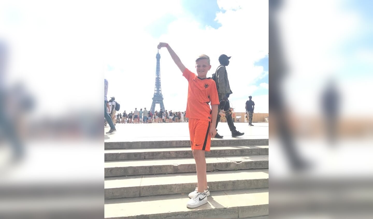 Onze zomervakantie sloten we af in Parijs. Wat een bouwwerk en zo immens groot. Maar op deze foto lijkt de Eiffeltoren niet te misstaan in Madurodam. Op de foto staat onze zoon Boris.