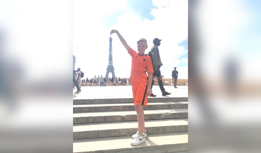 Onze zomervakantie sloten we af in Parijs. Wat een bouwwerk en zo immens groot. Maar op deze foto lijkt de Eiffeltoren niet te misstaan in Madurodam. Op de foto staat onze zoon Boris.