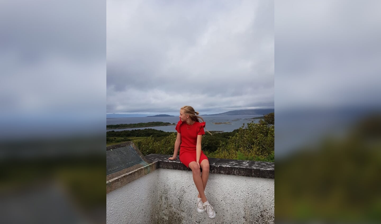 ,,Emmaly Pater in Schotland met op de achtergrond de Atlantische Oceaan.