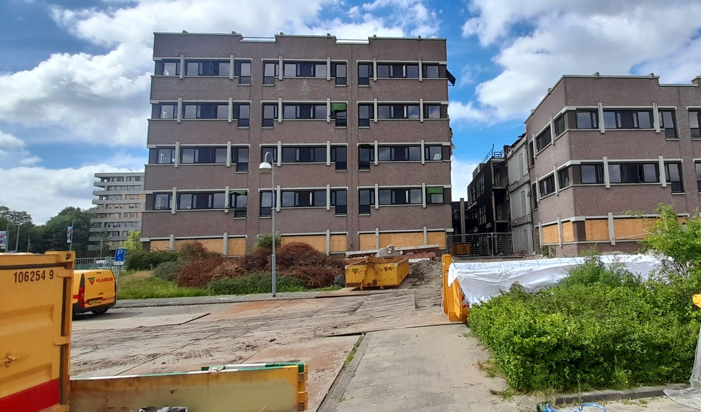 Het oude raadhuis van Hoofddorp wordt momenteel gesloopt.