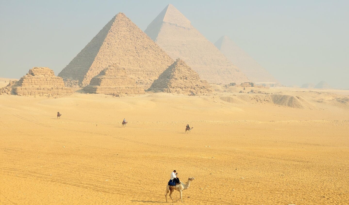 De adembenemende piramides van Gizeh, vlakbij de hoofdstad Cairo