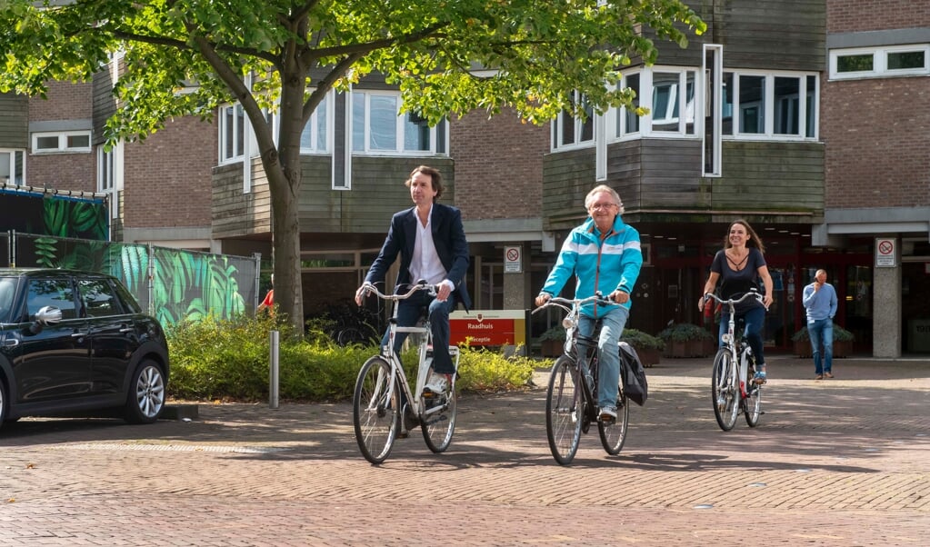 Wethouder Herbert Raat (Verleer) op de fiets met Bert Westendorp, voorzitter van Veilig Verkeer Nederland.