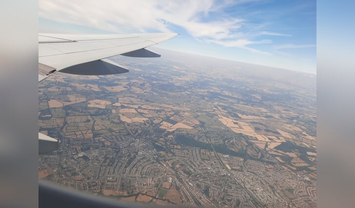 Deze foto is gemaakt tijdens de eerste vliegtuig ervaring van mijn kinderen. Op 9 augustus vertrokken wij van Schiphol naar Londen. Deze foto is gemaakt tijdens het opstijgen.