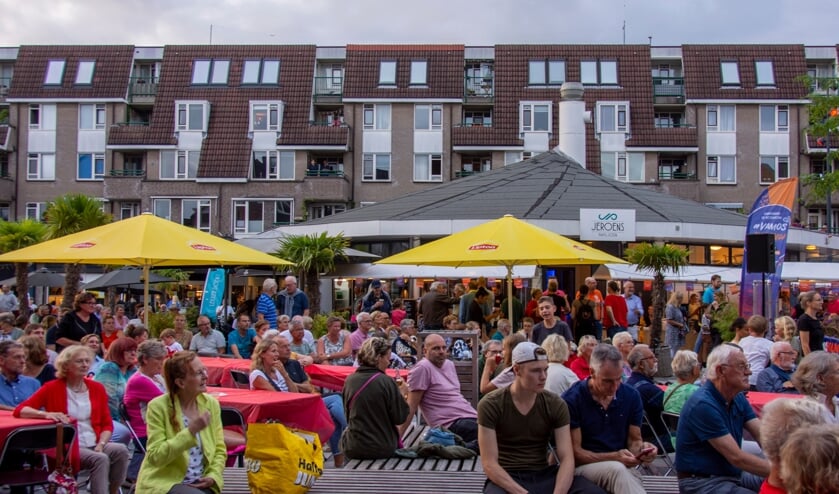 Overzicht lange tafel en bezoekers