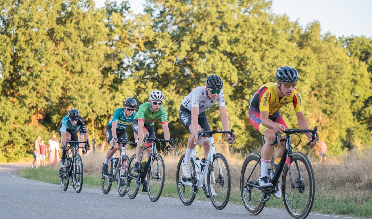 De koplopers in de Wielerronde van Elspeet, met voorop uiteindelijke winnaar Casper van der Woude. Schaatskampioen Gerard van Velde won de afvalkoers.