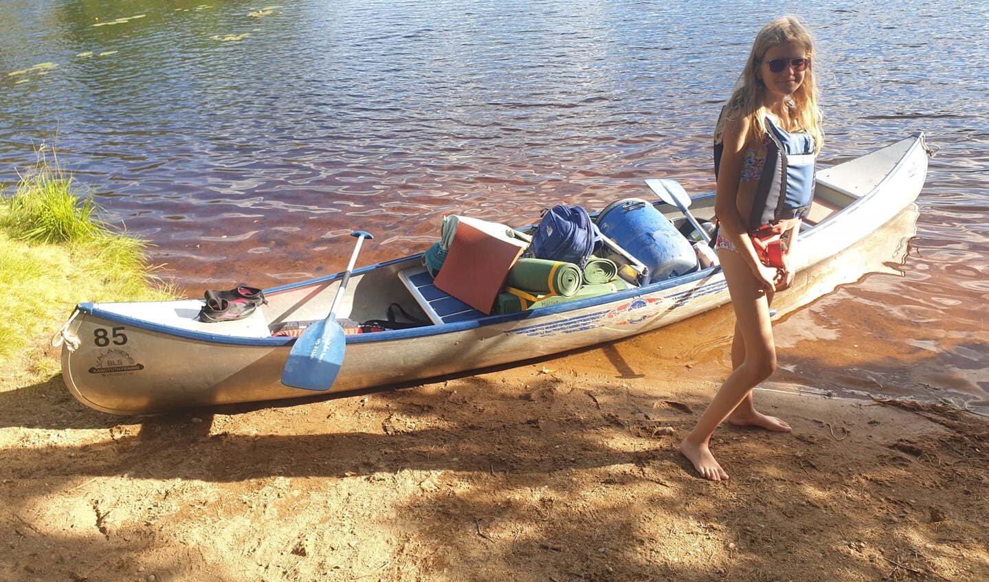 Met volledige bepakking elke ochtend weer op pad in de kano tijdens onze vakantie in Zweden.