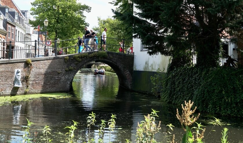 'De laatste zaterdagmiddag van juli in de zonnige Amersfoortse binnenstad. Een waterlijnboot vol toeristen op het Havik. Met het doorkijkje net onder de brug krijgt het bijna iets middeleeuws.'