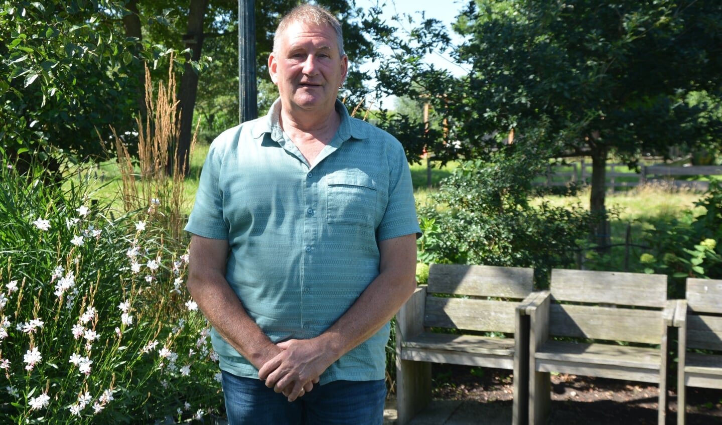 Nanne laadt de denktank tijdens zijn uren in de tuin.