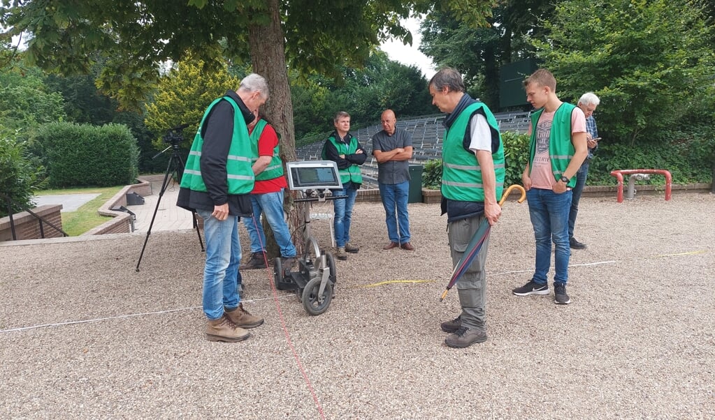 Met speciale apparatuur wordt de grond van de Slottuin gescand.