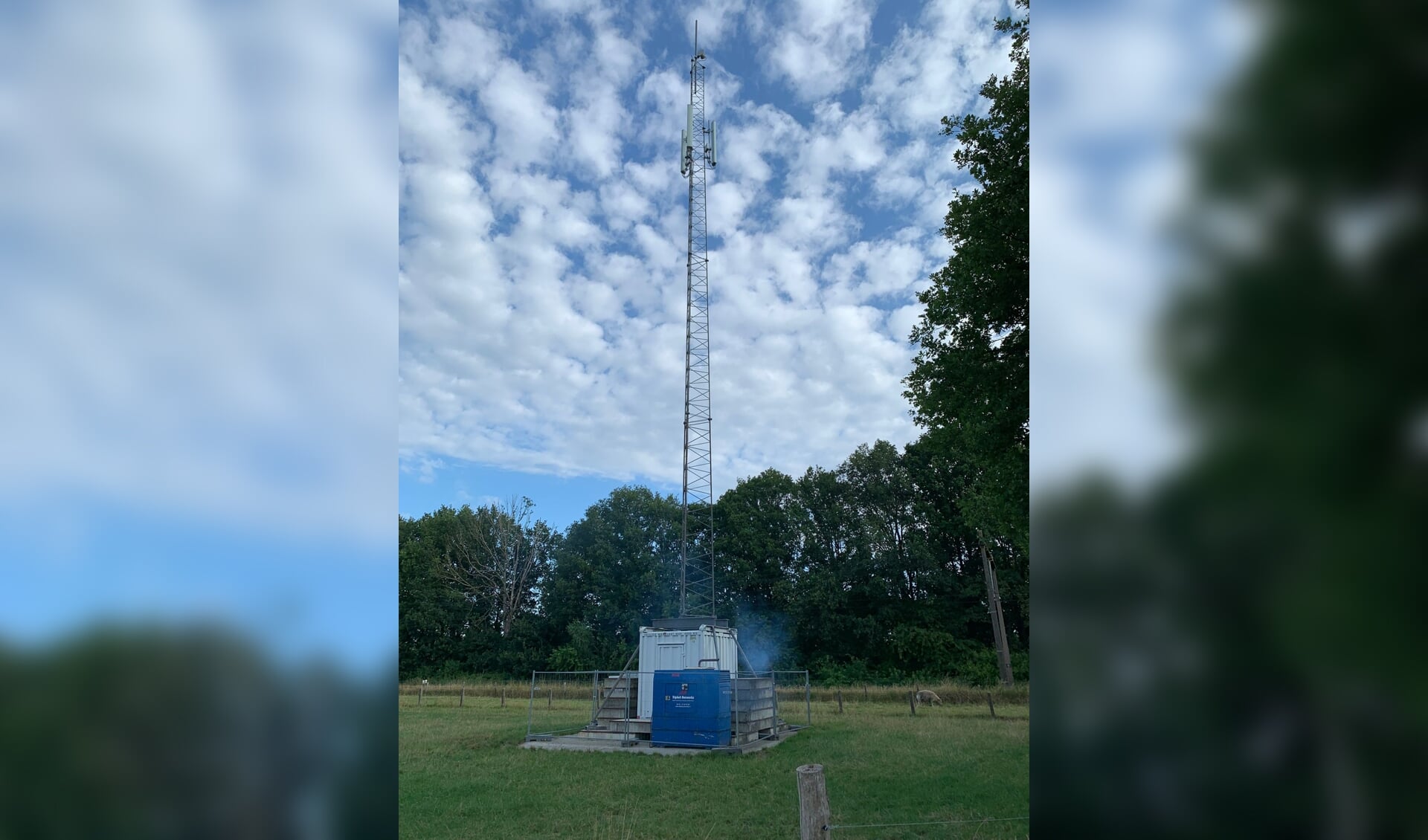 Volgens de buurt zorgt de tijdelijke zendmast voor stankoverlast en milieuvervuiling.