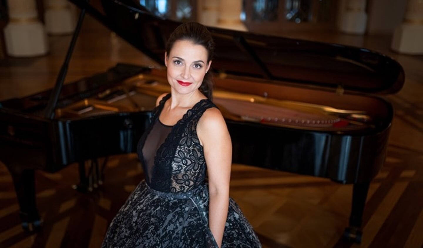  De Hongaarse pianiste Krisztina Fejes staat op 11 augustus op het open podium van Theater Streams Breede Beek. 