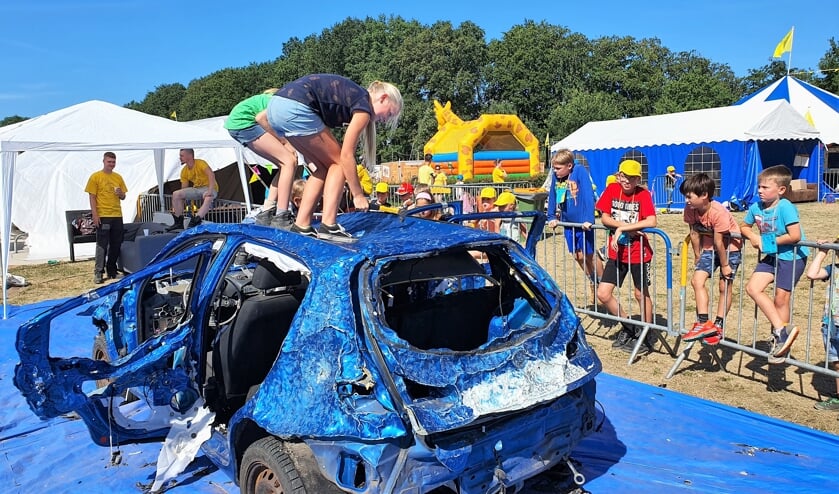 Je lekker uitleven op een sloopauto. Ook dat kan bij Kinderdorp.