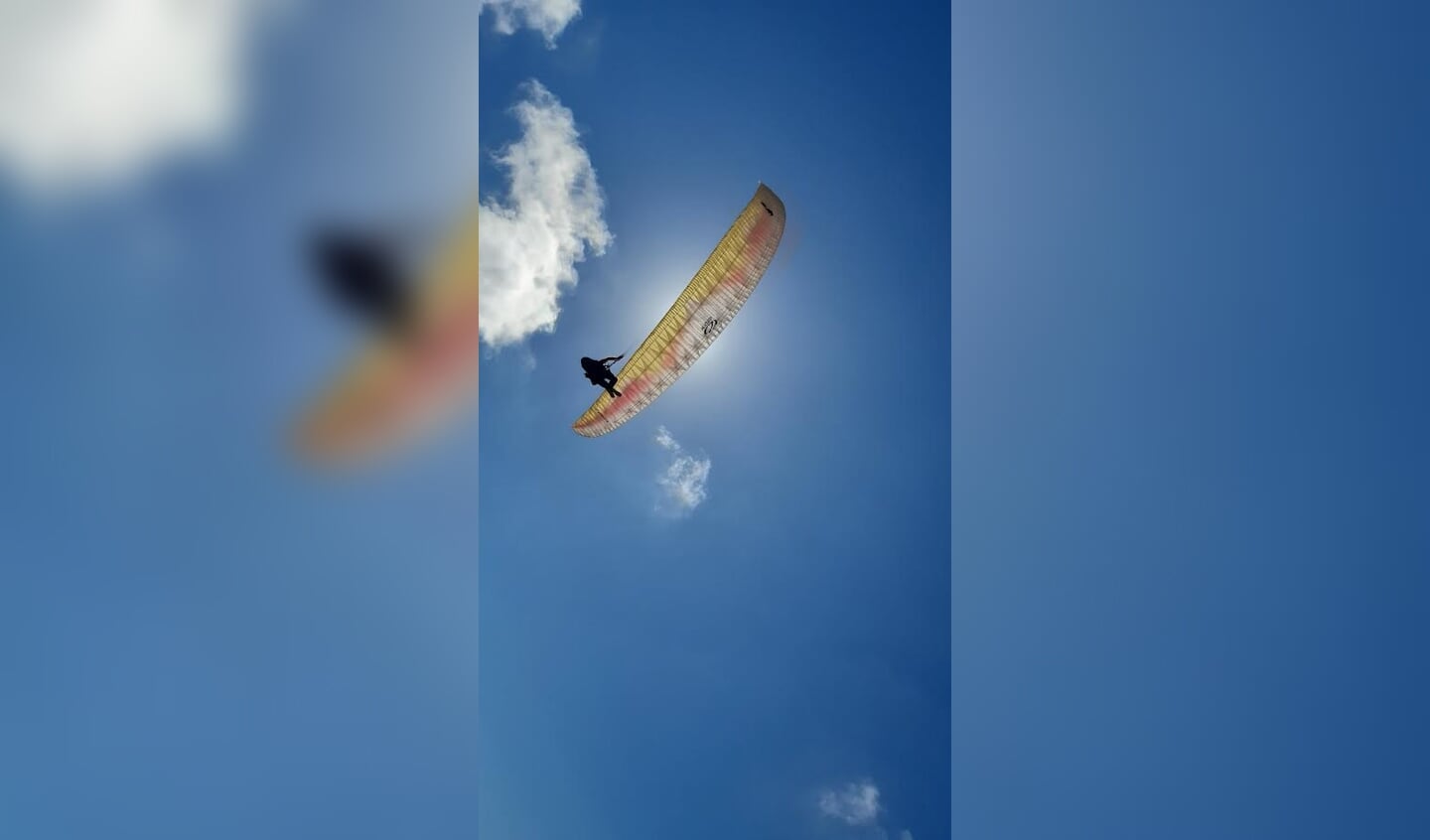 ,,Op het strand van Egmond aan Zee zweefde deze paraglider boven ons terras, zo vrij als een vogel.
