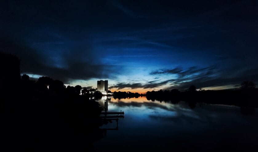 Hierbij een foto die ik in de afgelopen weken maakte. Het laatste daglicht gevangen boven de Maas in Maashees.