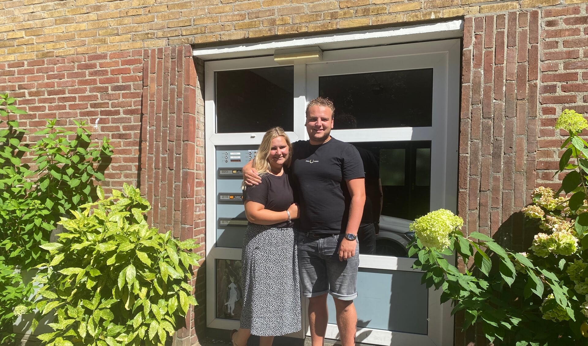 Kim Versteeg en Jeremy Onink voor hun nieuwe appartement in Soesterberg. 'Het ging heel snel, maar ook goed.'