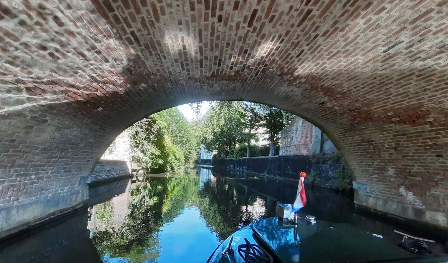 Bijgaande foto maakte ik op 2 augustus 2022 vanaf rondvaartboot 'Kardinaal de Jong' van stichting de Waterlijn. Van onder Monnickendam richting de Zuidsingel. 
Het is voor mij een mooie herinnering aan dit uitje met mijn 10 jaar oude kleinzoon, die zeer geïnteresseerd is in geschiedenis.