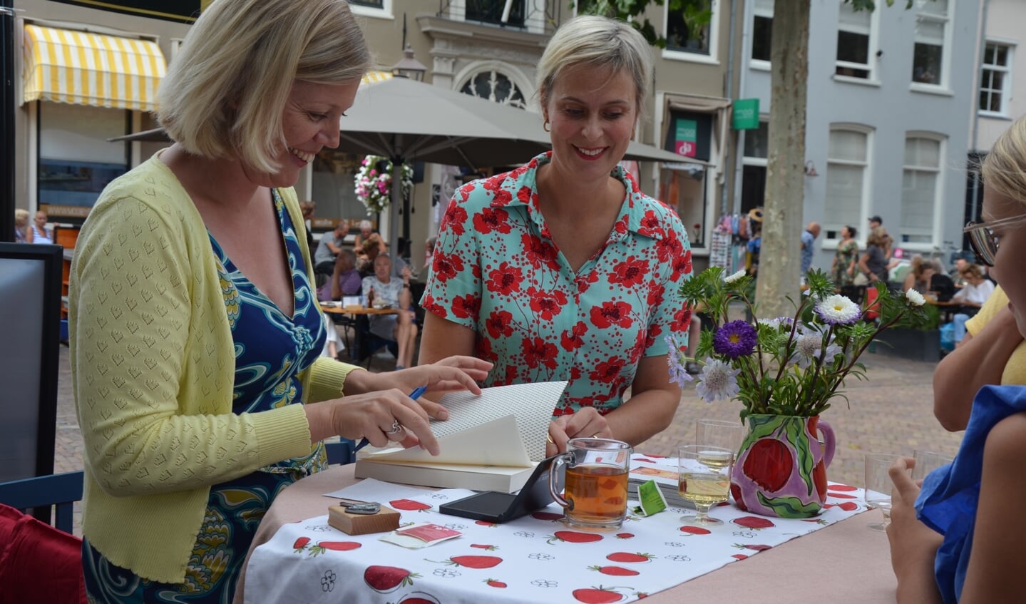 Schrijversduo Sophie Wester signeert bij boekhandel Pettinga