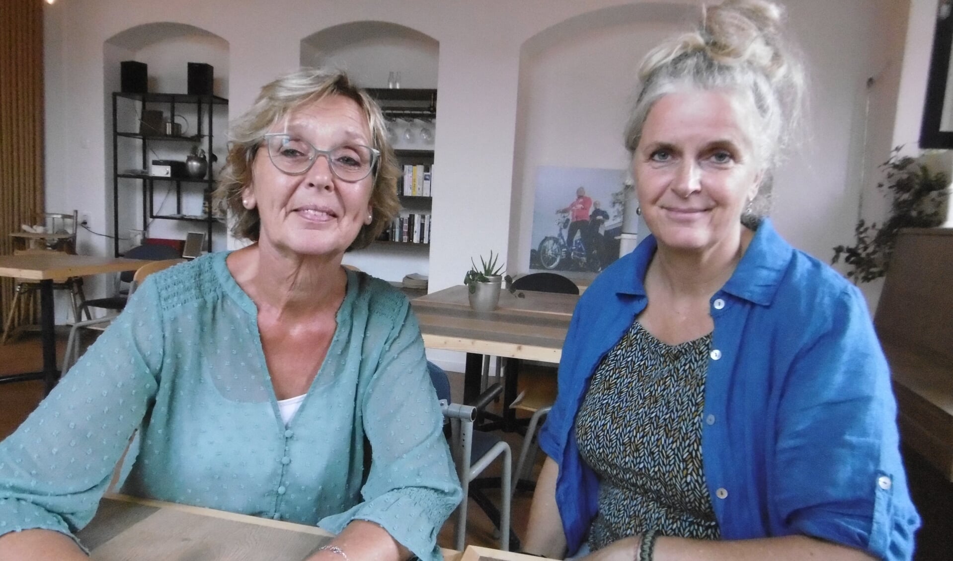 Marjolein Hassink en Sandra van den Bergen zoeken vrijwilligers voor de Engelse les aan Oekraïense vluchtelingen.