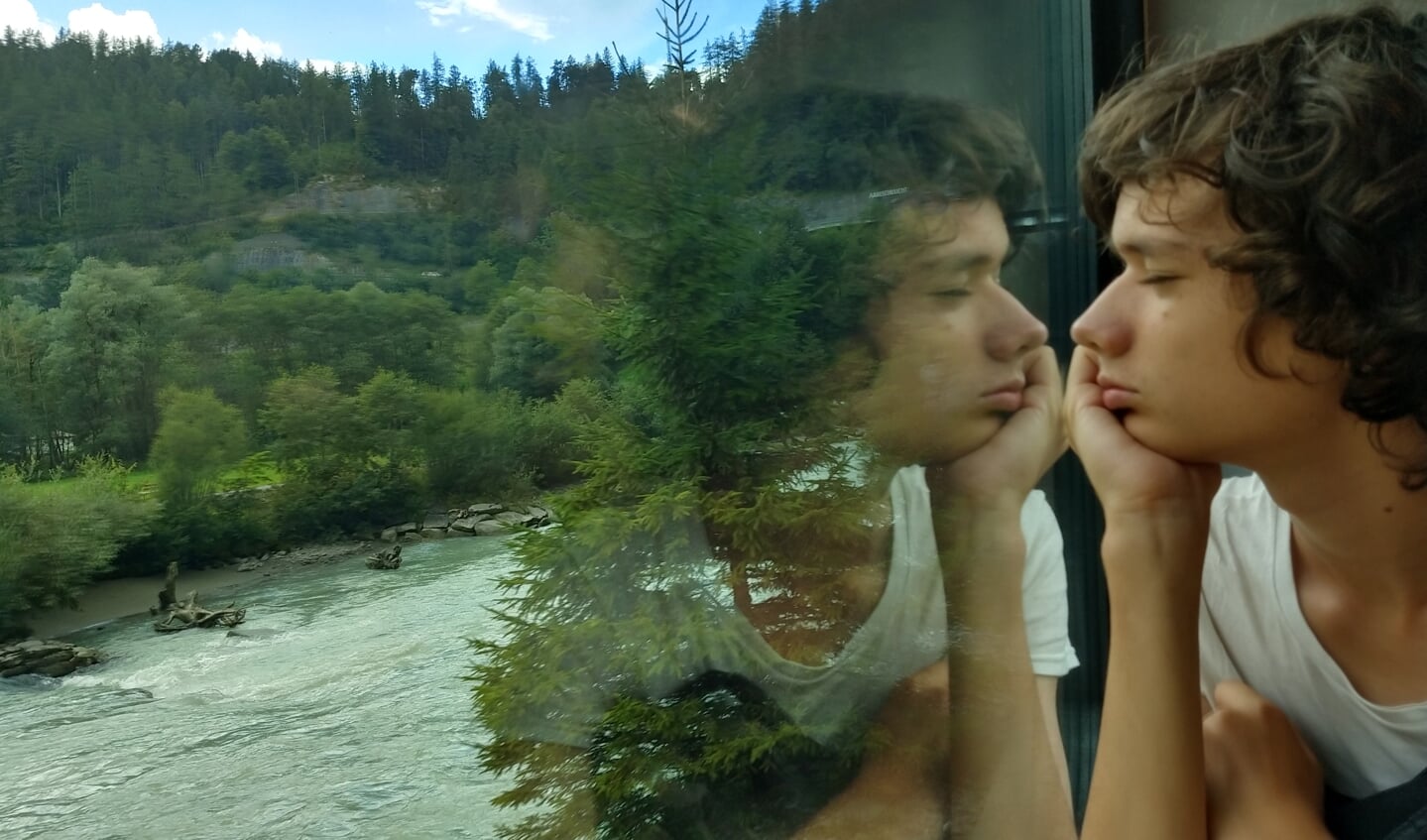 Joshua Scholten tijdens een treinreis in Zwitserland
