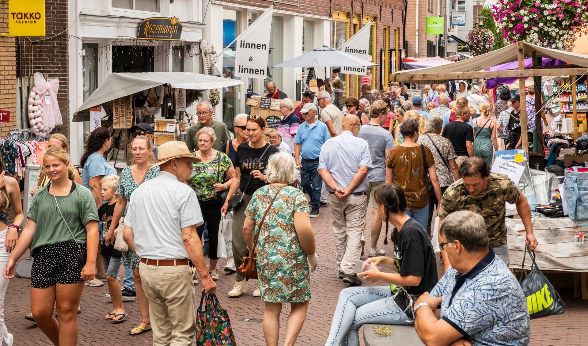 Drukte tijdens de laatste dag van de Oud Veluwse Markt van 2022.